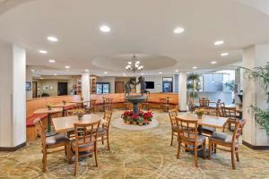 Restoran või mõni muu söögikoht majutusasutuses Best Western Plus Swiss Chalet Hotel & Suites