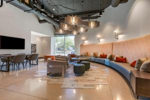 TV a/nebo společenská místnost v ubytování Vīb Hotel by Best Western Phoenix - Tempe