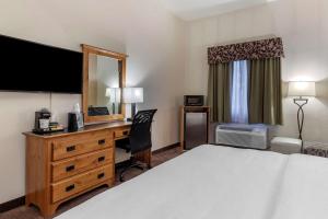 Postel nebo postele na pokoji v ubytování Best Western Brighton Inn