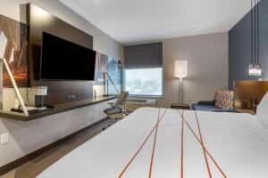 Giường trong phòng chung tại Vīb Hotel by Best Western Phoenix - Tempe