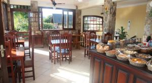 uma cozinha com um buffet de comida numa mesa em Pousada Estacao do Sol de Paraty em Paraty