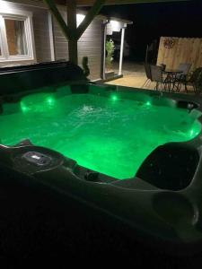 - une piscine verte dans une cour la nuit dans l'établissement Hilltop Hideaway, à Donegal