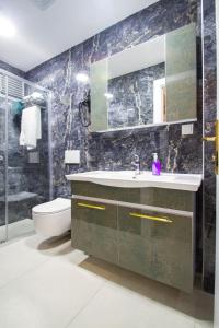 y baño con lavabo, aseo y espejo. en Turna Hotel, en Estambul