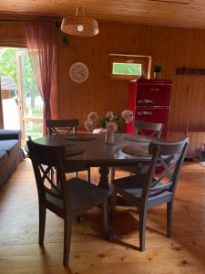 een eettafel en stoelen in een kamer bij Vaide in Vaide