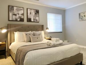 Ένα ή περισσότερα κρεβάτια σε δωμάτιο στο @ Marbella Lane - Elegant Home in SJ