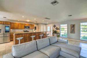 Η κουζίνα ή μικρή κουζίνα στο Punta Gorda Escape with Private Lanai and Pool!