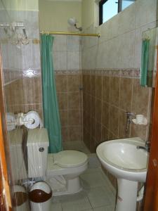 y baño con aseo y lavamanos. en Casa Itabaca I, en San Cristobal