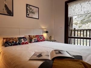 Postelja oz. postelje v sobi nastanitve Escarra - Reformado, acogedor y luminoso, con garaje cubierto y ascensor