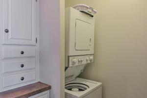 a small bathroom with a toilet in a room at 7th-Floor Omaha Condo with Balcony and Park Views in Omaha