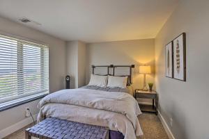 um quarto com uma cama e uma janela em 7th-Floor Omaha Condo with Balcony and Park Views em Omaha