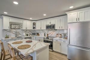 Kuchyňa alebo kuchynka v ubytovaní Pool Access Mtn-View Condo in Apache Junction!