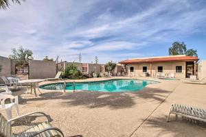 Bazén v ubytovaní Pool Access Mtn-View Condo in Apache Junction! alebo v jeho blízkosti