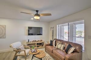 Televízia a/alebo spoločenská miestnosť v ubytovaní Pool Access Mtn-View Condo in Apache Junction!