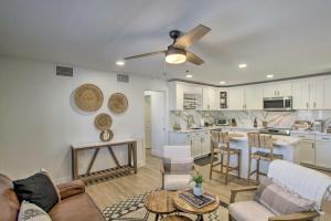 Ruang duduk di Pool Access Mtn-View Condo in Apache Junction!