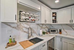 Kuchyňa alebo kuchynka v ubytovaní Pool Access Mtn-View Condo in Apache Junction!