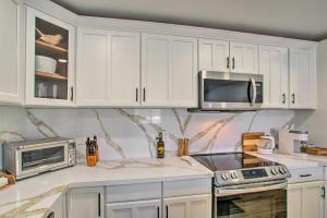 Kuchyňa alebo kuchynka v ubytovaní Pool Access Mtn-View Condo in Apache Junction!