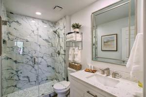 Kúpeľňa v ubytovaní Pool Access Mtn-View Condo in Apache Junction!