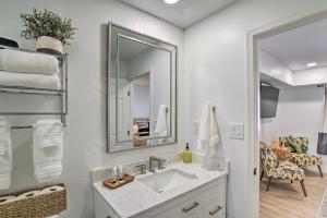 Kúpeľňa v ubytovaní Pool Access Mtn-View Condo in Apache Junction!