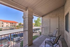 Balkón alebo terasa v ubytovaní Pool Access Mtn-View Condo in Apache Junction!