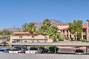 Imagen de la galería de Apache Junction Condo with Mountain Views and Pool, en Apache Junction