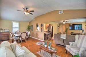 Ruang duduk di Updated Savannah Hideaway with Luxury Backyard!