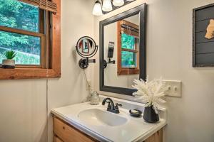un baño con lavabo y espejo en Spacious Murphy Chalet with Hot Tub Mtn Views!, en Salem 36 fotos más