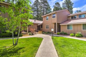 una casa con un prato davanti di Cozy Pagosa Springs Townhome with Patio! a Pagosa Springs
