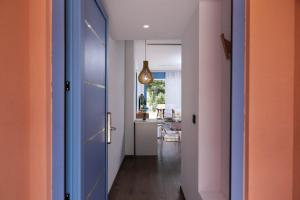 pasillo con puerta azul y cocina en Suites De Luxe Katerina, en Kokkinos Pirgos 39 fotos más