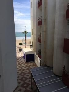 a room with a view of the beach and a bench at Apartamento con garaje en Paseo Marítimo de Barbate in Barbate