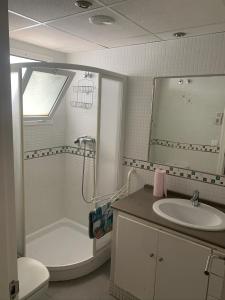bagno con lavandino, vasca e servizi igienici di Apartamento Turístico en Paseo Marítimo de Barbate a Barbate