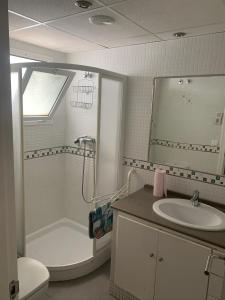 a bathroom with a sink and a tub and a toilet at Apartamento con garaje en Paseo Marítimo de Barbate in Barbate