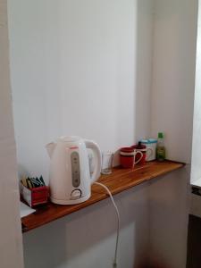 eine Küchentheke mit einem Mixer auf einem Holzregal in der Unterkunft Casa del Arte in Salta