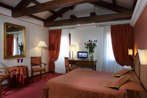 Postel nebo postele na pokoji v ubytování Hotel Ca' D'Oro - WENICE Deep Culture