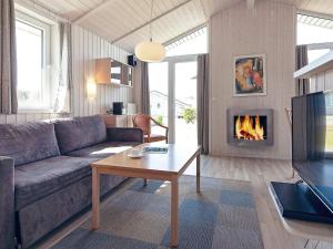 sala de estar con sofá y chimenea en Two-Bedroom Holiday home in Grömitz 11, en Grömitz