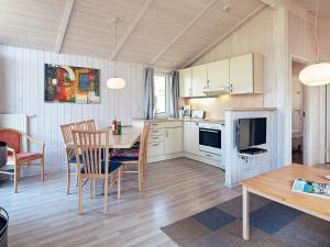 cocina y comedor con mesa y sillas en Two-Bedroom Holiday home in Grömitz 11, en Grömitz