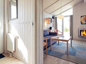 Two-Bedroom Holiday home in Grömitz 11 tesisinde bir oturma alanı