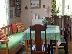 um quarto com uma mesa, cadeiras e uma cama em Holiday home SÖLVESBORG XVI em Sölvesborg