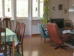 uma sala de estar com uma mesa e cadeiras e uma televisão em Holiday home SÖLVESBORG XVI em Sölvesborg