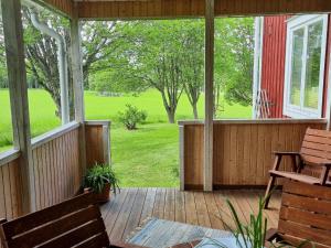 Garden sa labas ng 4 person holiday home in JÄRVSÖ-By Traum