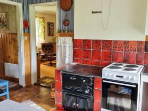 Kitchen o kitchenette sa 4 person holiday home in JÄRVSÖ-By Traum
