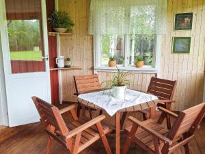 een eetkamer met een tafel en stoelen en een raam bij 4 person holiday home in J RVS in Järvsö