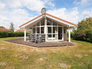 einem Pavillon mit Stühlen und einem Tisch auf einer Terrasse in der Unterkunft 6 person holiday home in GROEMITZ in Grömitz