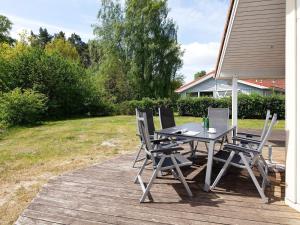 een tafel en stoelen op een patio bij 6 person holiday home in GROEMITZ in Grömitz