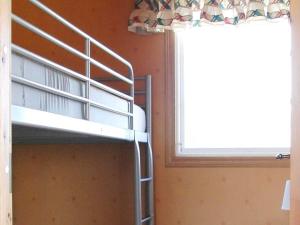 Łóżko piętrowe w pokoju z oknem w obiekcie Two-Bedroom Holiday home in Kärna 1 w mieście Lycke