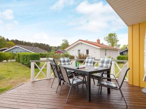 un patio con mesa y sillas en una terraza en 6 person holiday home in GROEMITZ, en Grömitz