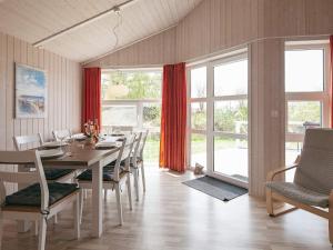 En restaurant eller et spisested på Three-Bedroom Holiday home in Grömitz 7