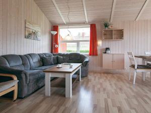 Kuchyň nebo kuchyňský kout v ubytování Three-Bedroom Holiday home in Grömitz 7