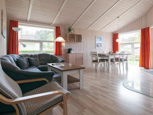 Posezení v ubytování Three-Bedroom Holiday home in Grömitz 7
