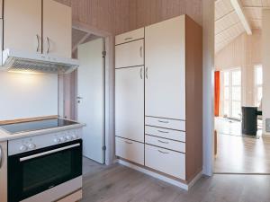 Kuchyň nebo kuchyňský kout v ubytování Three-Bedroom Holiday home in Grömitz 7
