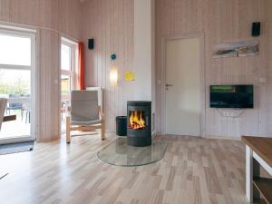 TV a/nebo společenská místnost v ubytování Three-Bedroom Holiday home in Grömitz 7